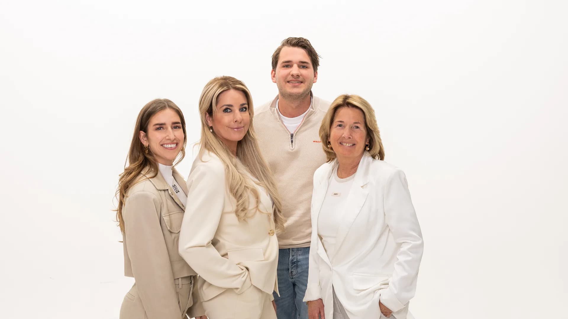 Marloes en Jacqueline van Brum & Keizer voor het kantoor in Oldenzaal
